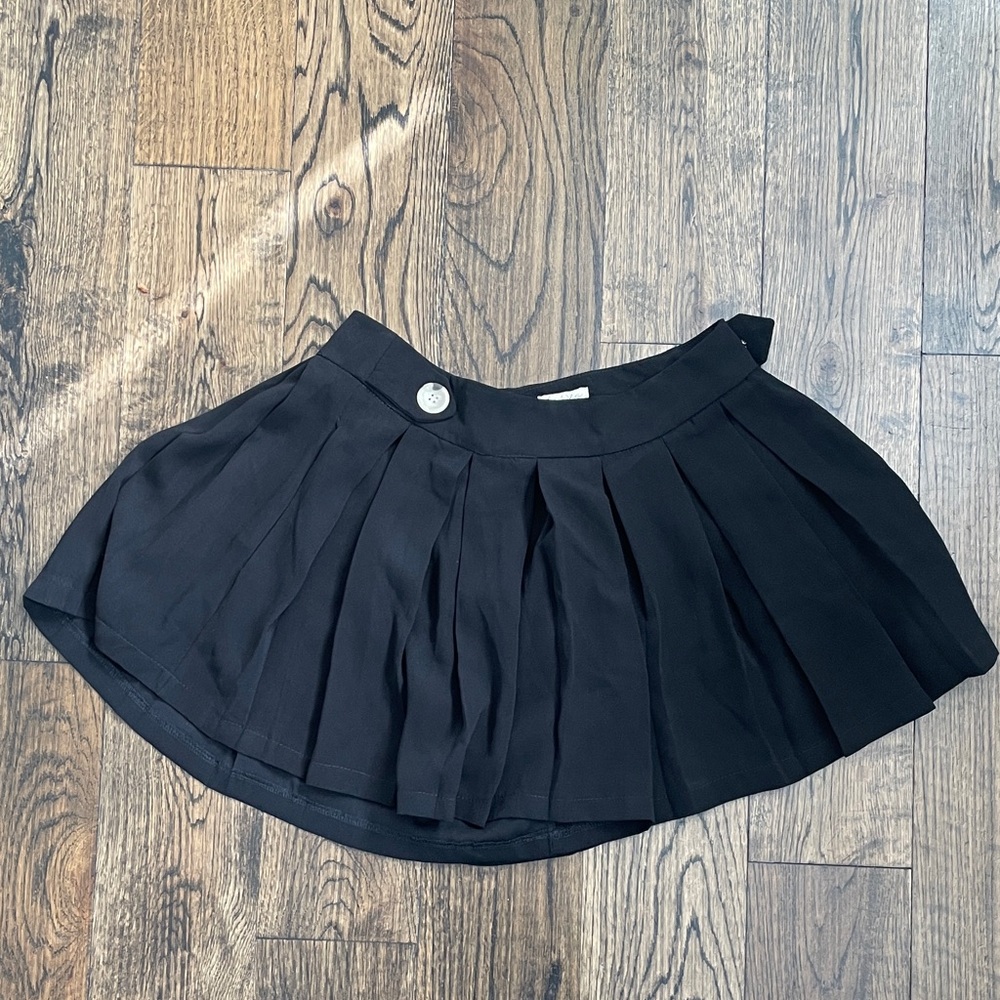 Lily White Black Pleated Skort